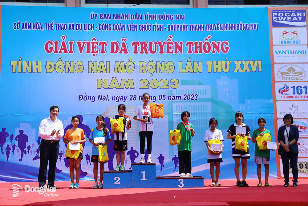 Ban tổ chức trao giải cho các VĐV giành thứ hạng cao cự ly 3km nữ thiếu niên trong tỉnh