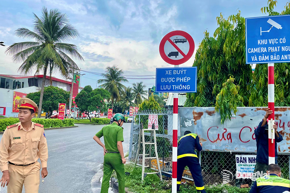 Đơn vị chức năng đặt lại biển báo “Cấm xe khách và xe tải” tại đường song hành gần vòng xoay siêu thị Big C Đồng Nai. Ảnh: CTV