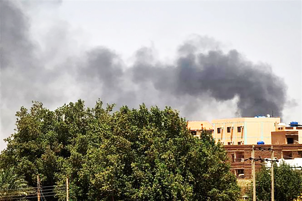  Khói bốc lên trong cuộc giao tranh giữa quân đội Sudan và lực lượng bán quân sự RSF tại Khartoum, ngày 27-5-2023. Ảnh: AFP/TTXVN