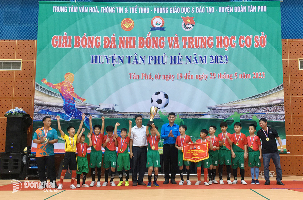 Ban tổ chức trao cúp vô địch cho đội Trường TH Nguyễn Thị Định