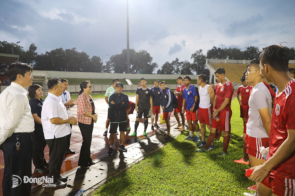 Giám đốc Sở VH-TTDL Lê Thị Ngọc Loan xuống sân động viên, chúc mừng thành tích đội bóng Đồng Nai