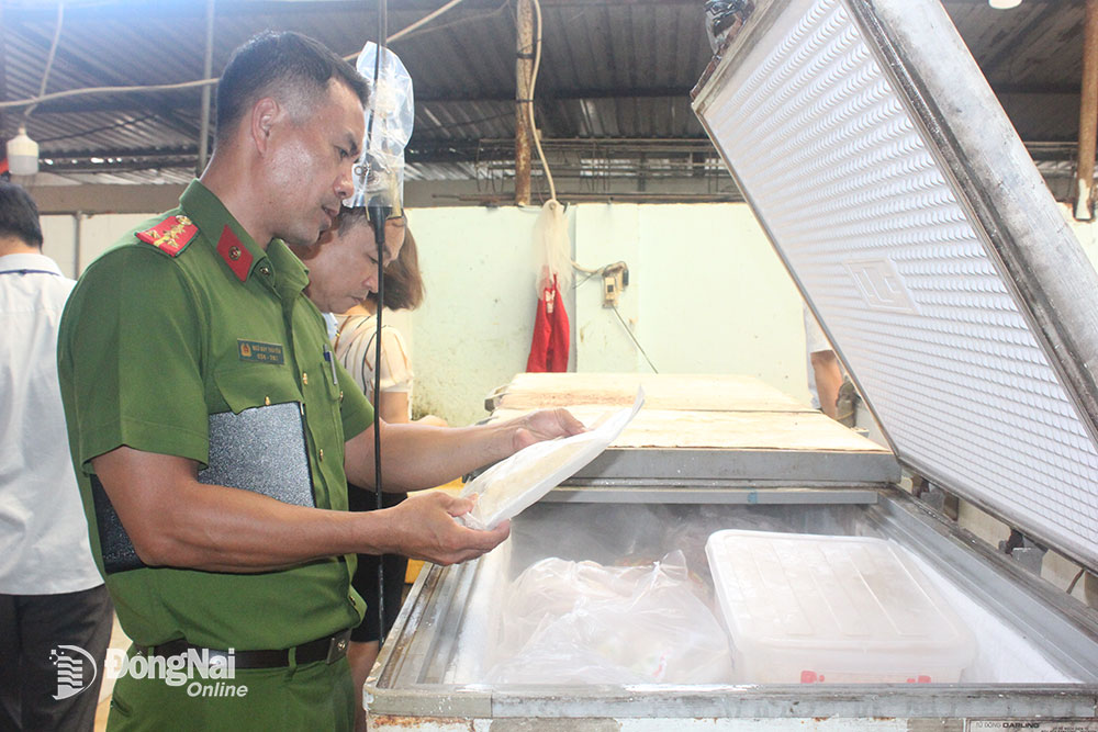 Lực lượng chức năng kiểm tra công tác an toàn thực phẩm tại một cơ sở kinh doanh thực phẩm trên địa bàn TP.Biên Hòa