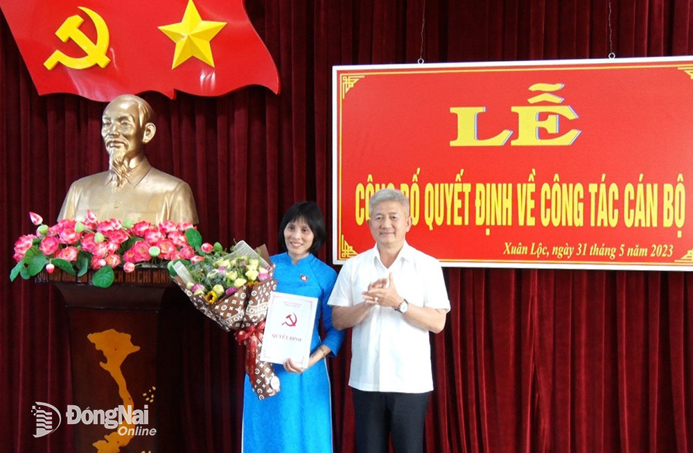 Đồng chí Lê Kim Bằng, Bí thư Huyện ủy trao quyết định cho Viện trưởng Viện KSND huyện Xuân Lộc Hoàng Thị Thanh Tâm