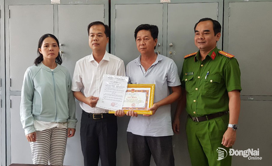 Chủ tịch UBND P.Xuân An (TP.Long Khánh) Hồ Phạm Trường Sơn đã tặng giấy khen đột xuất cho anh Nguyễn Trí Thành