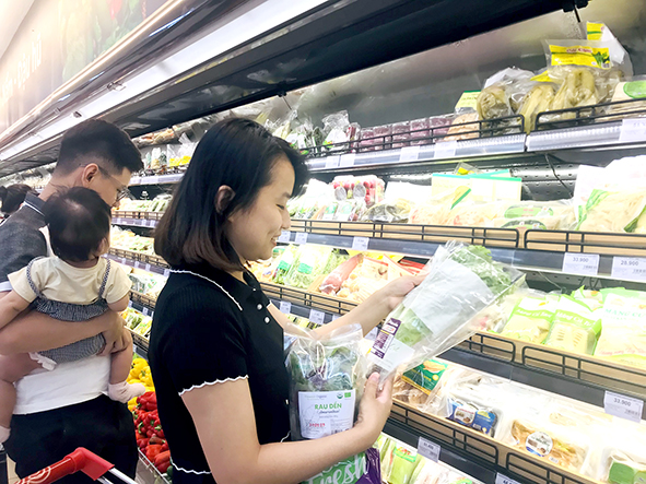 Chị Thạch Thảo (P.Tân Phong, TP.Biên Hòa) chọn mua thực phẩm organic ở một siêu thị tại TP.Biên Hòa. Ảnh: L.Viên