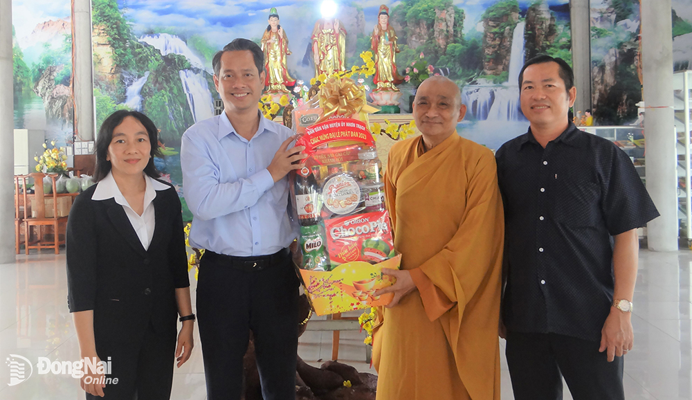 Trưởng ban Dân vận Huyện ủy Phạm Sỹ Linh chúc mừng Đại lễ Phật đản Phật lịch 2567 tại chùa Pháp Thường (xã Phú Đông)