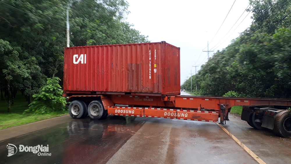 Xe container kéo theo rơ-moóc quay ngang đường sau khi mất lái