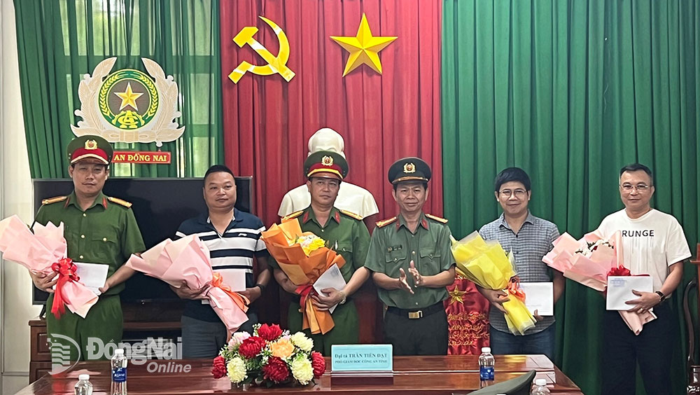Đại tá Trần Tiến Đạt, Phó Giám đốc Công an tỉnh Đồng Nai trao thưởng cho các tập thể tham gia phá án