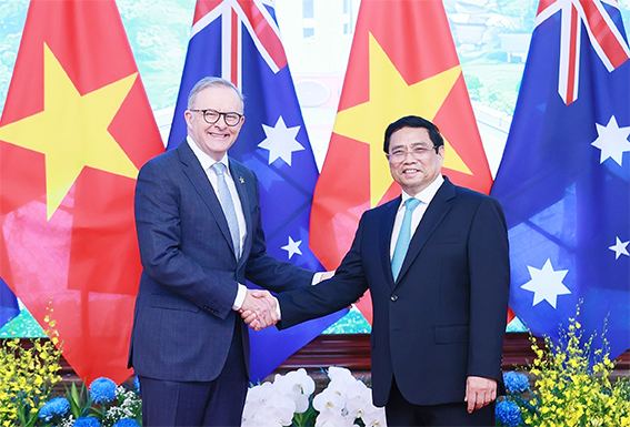 Thủ tướng Phạm Minh Chính và Thủ tướng Australia Anthony Albanese chụp ảnh chung. Ảnh: TTXVN