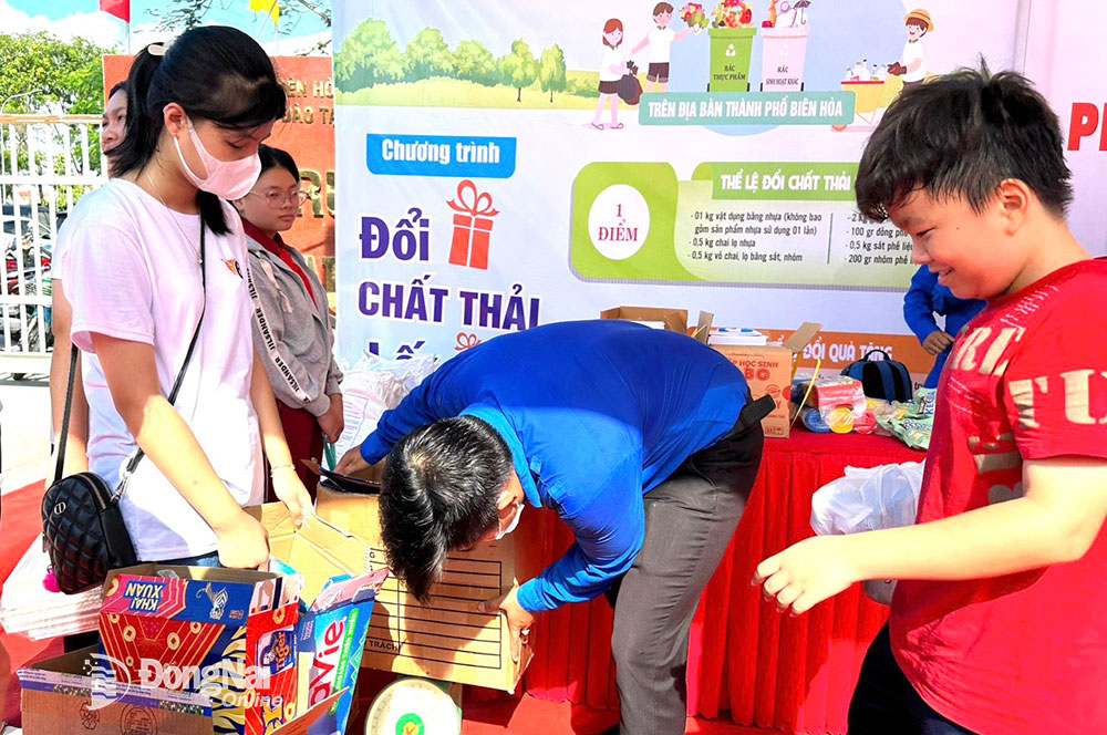 Học sinh một trường THCS trên địa bàn TP.Biên Hòa tham gia Ngày hội Đổi rác lấy quà. Ảnh: C.T.V