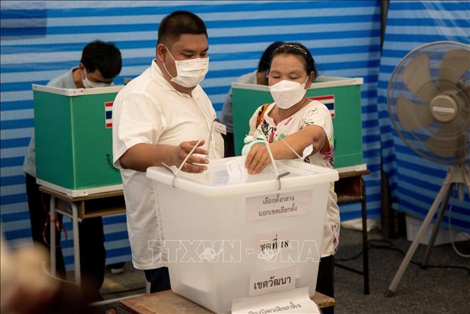 Cử tri Thái lan bỏ phiếu sớm tại một địa điểm bầu cử ở Bangkok, Thái Lan, ngày 7-5-2023. Ảnh minh họa: AFP/TTXVN