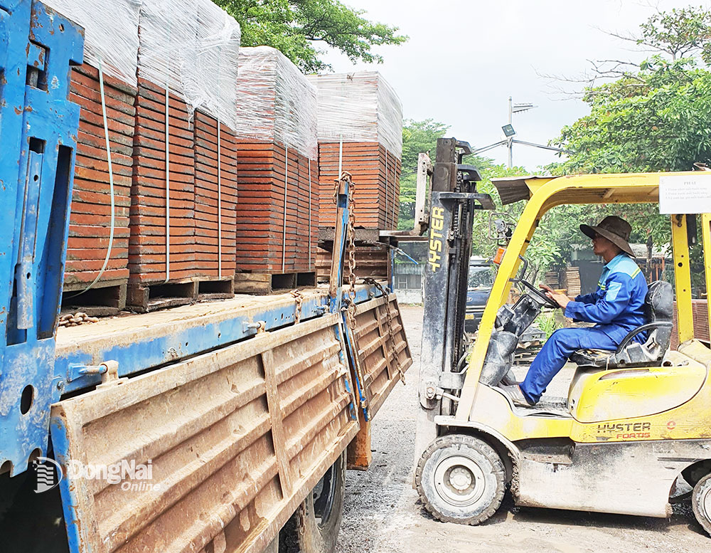 Công nhân bốc xếp sản phẩm gạch lát của Công ty TNHH  Lộc Gấm Phát để bàn giao cho khách hàng