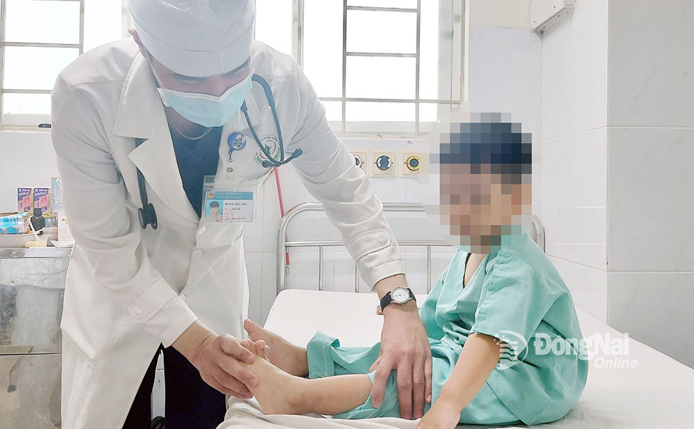 Bệnh nhân mắc bệnh tay chân miệng đang điều trị tại Bệnh viện Nhi đồng Đồng Nai