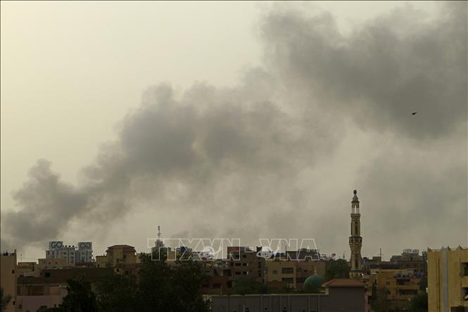 Khói bốc lên trong cuộc giao tranh giữa Lực lượng Vũ trang Sudan (SAF) và nhóm bán quân sự Các lực lượng Hỗ trợ nhanh (RSF) ở Khartoum ngày 29-5-2023. Ảnh: AFP/TTXVN