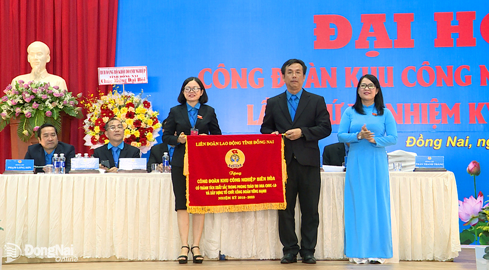 Chủ tịch LĐLĐ tỉnh Nguyễn Thị Như Ý trao cờ thi đua xuất sắc cho Công đoàn KCN Biên Hòa