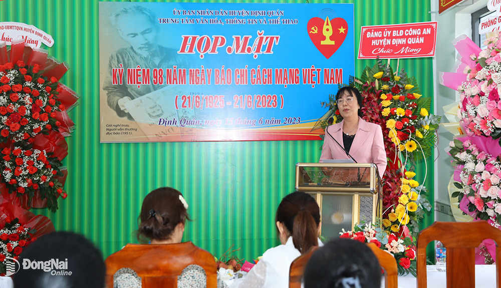 Phó chủ tịch UBND H.Định Quán Nguyễn Thị Diễm Châu phát biểu tại buổi họp mặt. Ảnh: Huy Anh