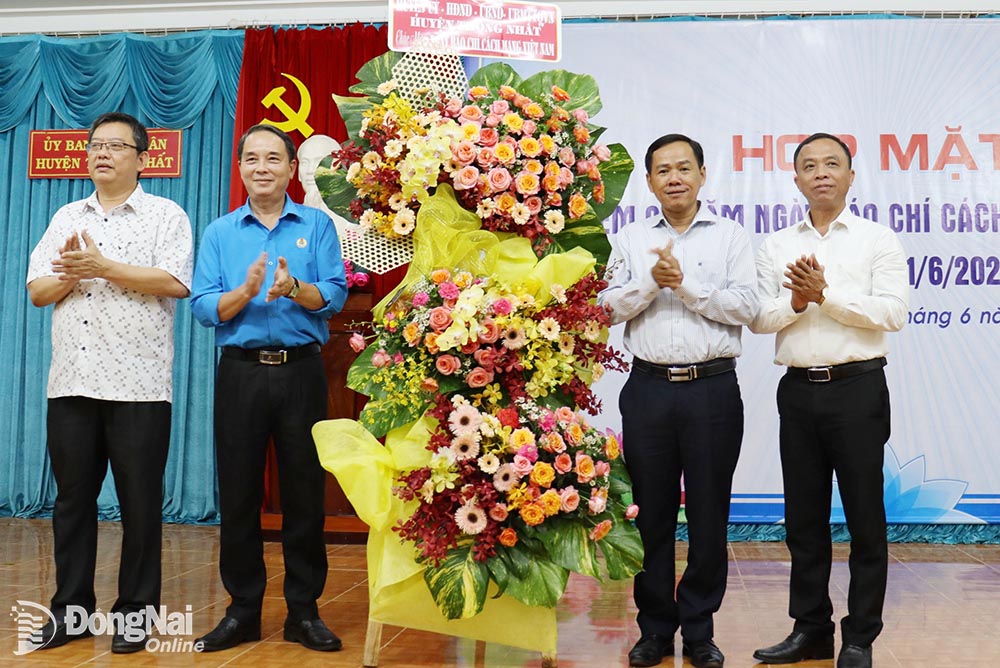 Lãnh đạo huyện tặng hoa chúc mừng Ngày báo chí cách mạng Việt Nam