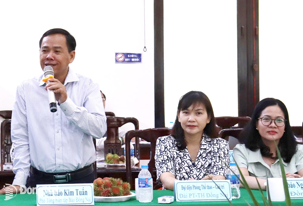 Phó tổng biên tập Báo Đồng Nai Đinh Kim Tuấn chia sẻ tại họp mặt