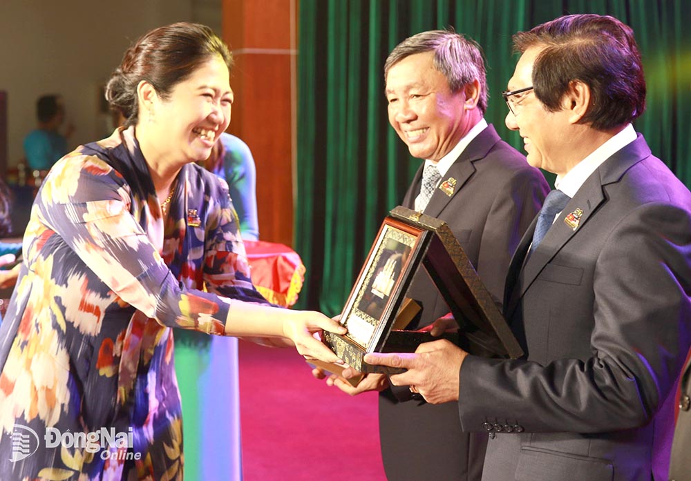 Bà Wong Chia Chiann, Tổng lãnh sự Malaysia tại TP.HCM tặng kỷ niệm chương cho đồng chí Hồ Thanh Sơn, Phó bí thư thường trực Tỉnh ủy và Nguyễn Sơn Hùng, Phó chủ tịch UBND tỉnh.