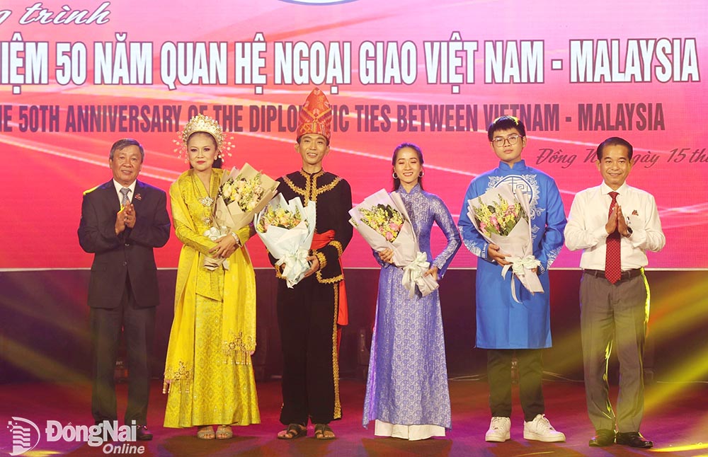 Đồng chí Hồ Thanh Sơn, Phó bí thư Thường trực Tỉnh ủy và đồng chí Thái Bảo, Ủy viên Ban TVTU, Chủ tịch HĐND tỉnh tặng hoa chúc mừng Đoàn nghệ thuật Malaysia và các đơn vị nghệ thuật Đồng Nai biểu diễn tại chương trình.