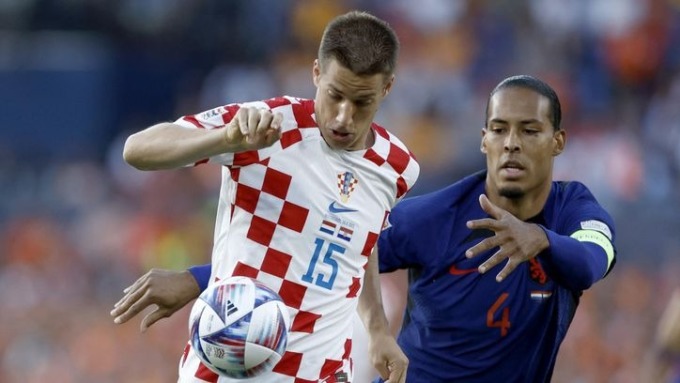   Pasalic (trái) góp một bàn trong chiến thắng 4-2 của Croatia trước Hà Lan hôm 14-6. Ảnh: AP