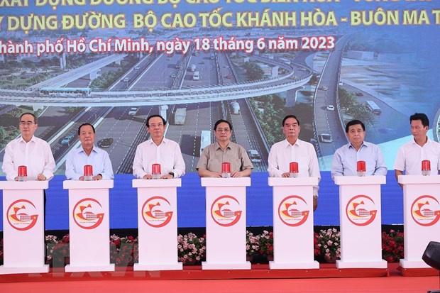 Thủ tướng Phạm Minh Chính và các đại biểu thực hiện nghi thức phát lệnh khởi công dự án. Ảnh: TTXVN