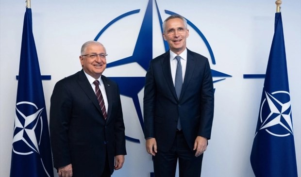 Bộ trưởng Quốc phòng Thổ Nhĩ Kỳ Yaşar Güler (trái) và Tổng Thư ký NATO Jens Stoltenberg. (Ảnh: AFP)