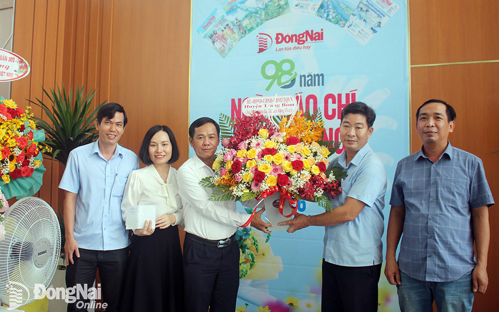 Đại diện Huyện ủy - HĐND- UBND- Ủy ban MTTQ Việt Nam H.Trảng Bom tặng hoa chúc mừng Báo Đồng Nai