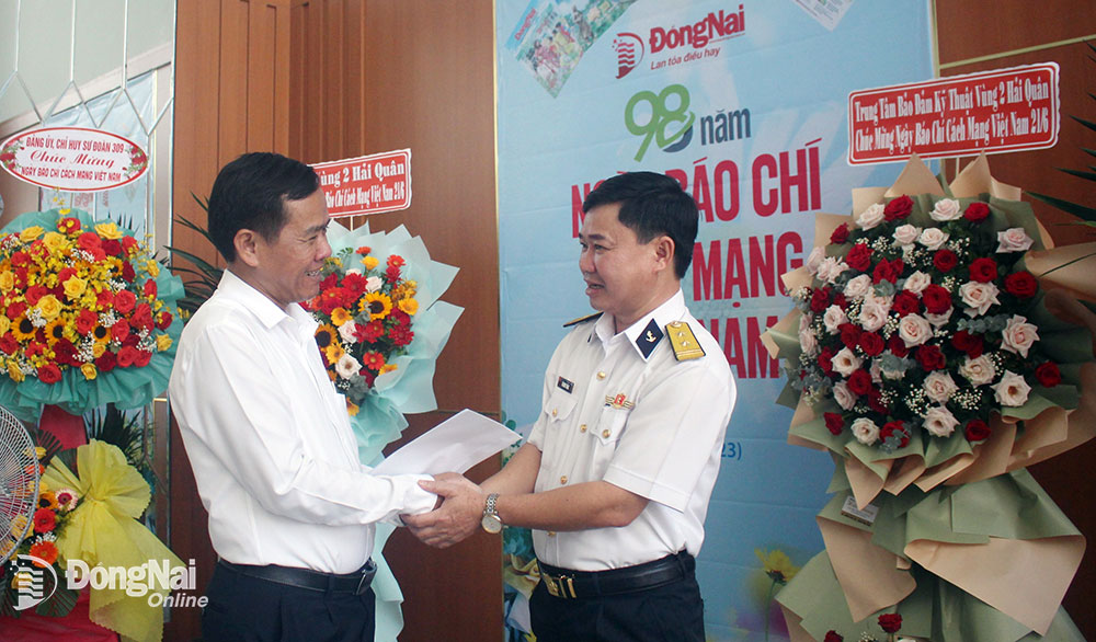 Đại diện Vùng 2 Hải quân tặng quà chúc mừng Báo Đồng Nai