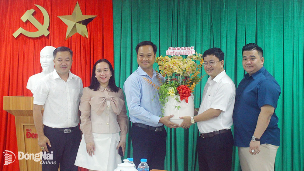 Đại diện Hội doanh nghiệp trẻ tỉnh Đồng Nai tặng hoa chúc mừng Báo Đồng Nai