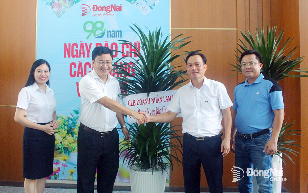 Đại diện CLB Doanh nhân Lam Hồng tại Đồng Nai thăm, chúc mừng Báo Đồng Nai