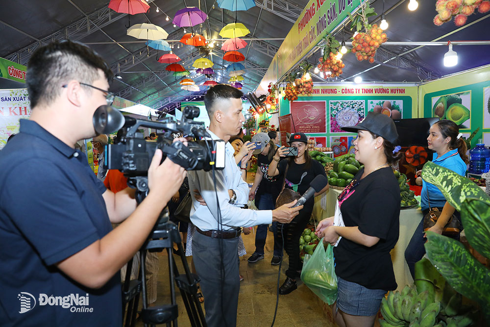 Phóng viên Báo Đồng Nai tác nghiệp tại lễ hội trái cây TP. Long Khánh