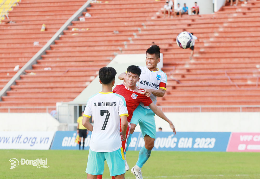 Đồng Nai (áo đỏ) chia điểm với Dugong Kiên Giang với tỷ số hòa 1-1