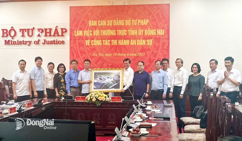 Bí thư Tỉnh ủy Nguyễn Hồng Lĩnh tặng quà lưu niệm cho Bộ Tư pháp