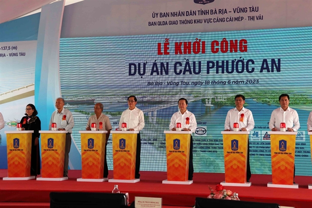 Deputy Prime Minister Tran Hong Ha at the groundbreaking ceremony in Ba Ria-Vung Tau Province on June 18 for the Phuoc An Bridge connecting the province with Dong Nai Province. — VNA/VNS Photo 