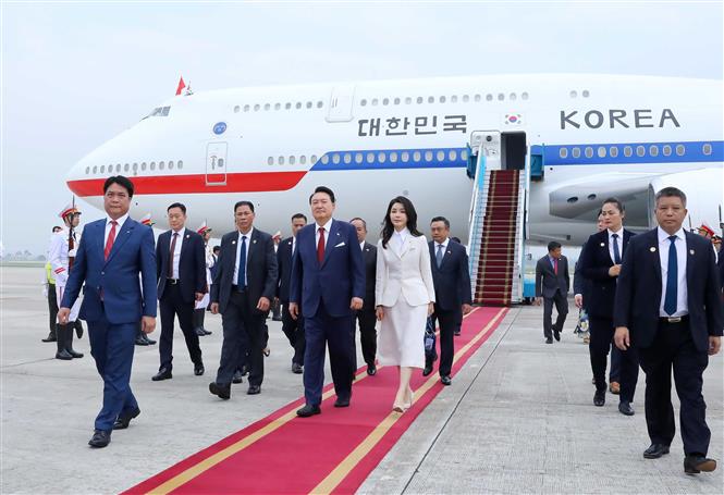 Lễ đón Tổng thống Hàn Quốc Yoon Suk Yeol và Phu nhân tại Sân bay quốc tế Nội Bài. Ảnh: TTXVN