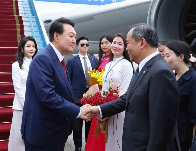 Chủ nhiệm Văn phòng Chủ tịch nước Lê Khánh Hải đón Tổng thống Hàn Quốc Yoon Suk Yeol và Phu nhân tại Sân bay quốc tế Nội Bài. Ảnh: TTXVN