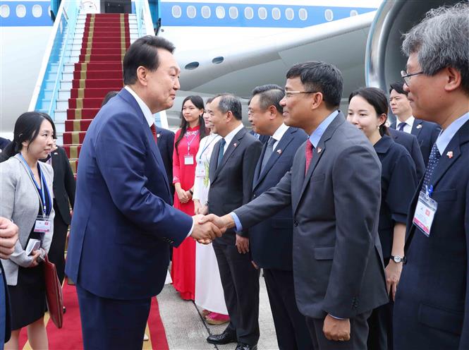 Thứ trưởng Ngoại giao Nguyễn Minh Vũ đón Tổng thống Hàn Quốc Yoon Suk Yeol và Phu nhân tại Sân bay quốc tế Nội Bài. Ảnh: TTXVN