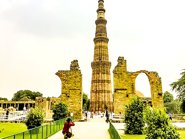 Tháp Qutub Minar là một trong 3 cấu trúc Di sản thế giới của Ấn Độ. Nguồn: discoverwalks.com