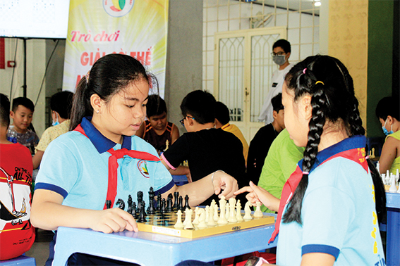 Các em thiếu nhi tham gia cuộc thi Giải thế cờ vua do Nhà thiếu nhi Đồng Nai tổ chức 