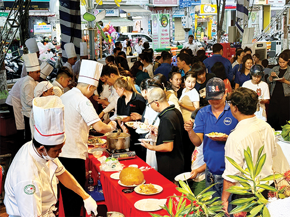 Các đầu bếp chế biến món ăn từ trái cây, nông sản tại Liên hoan ẩm thực hương sắc Long Khánh năm 2023. Ảnh: Ngọc LIÊN