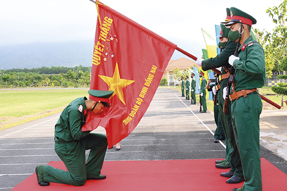 Ngày 1-6, cùng với toàn quân, Trung đoàn Đồng Nai tổ chức lễ tuyên thệ chiến sĩ mới Trong ảnh: Chiến sĩ tuyên thệ dưới quân kỳ. Ảnh: Thành Chung