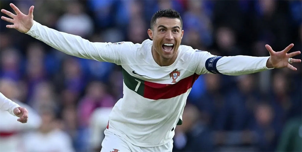 Cristiano Ronaldo vui mừng sau bàn thắng thứ 123 cho Bồ Đào Nha