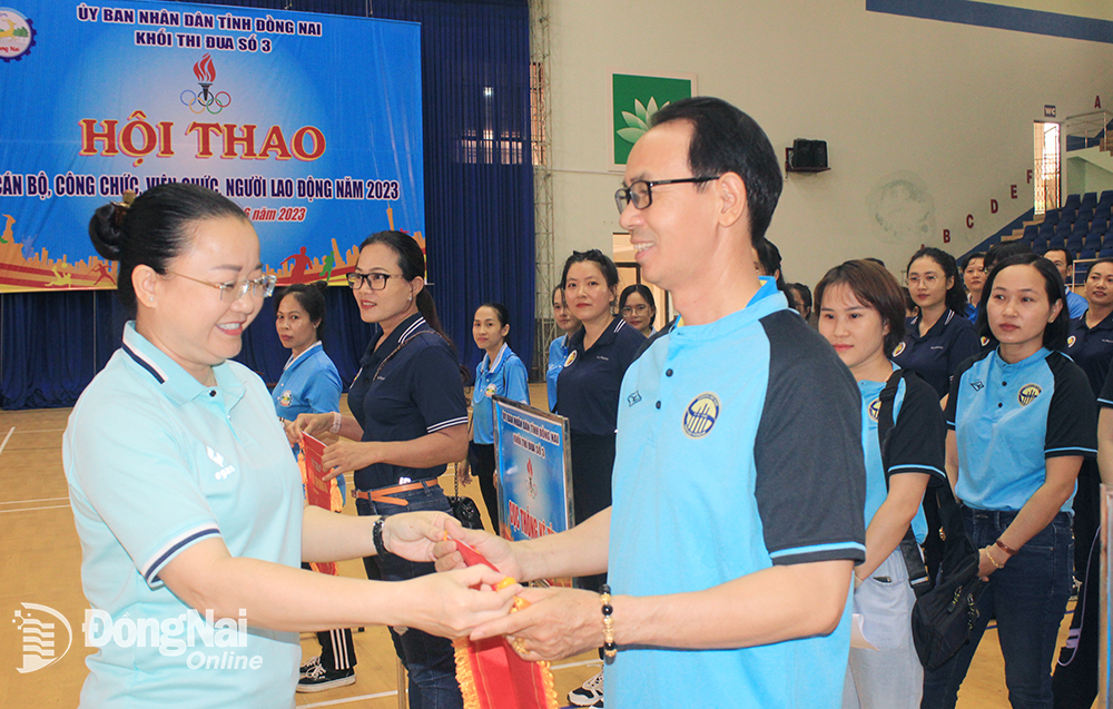 Bà Võ Thị Xuân Đào, Giám đốc Sở Tư pháp, Khối trưởng Khối thi đua 3 tặng cờ lưu niệm cho các đơn vị tham gia hội thao