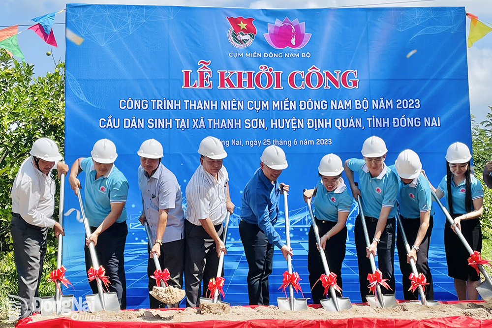 Các đại biểu đại diện các tỉnh, thành Đoàn trong cụm miền Đông Nam bộ thực hiện nghi thức khởi công xây dựng cầu dân sinh tại H.Định Quán (Ảnh: Tỉnh đoàn cung cấp)