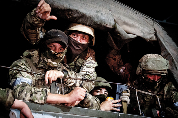Các thành viên Tập đoàn quân sự tư nhân Wagner trên xe quân sự tại TP.Rostovon-Don tối 24-6-2023