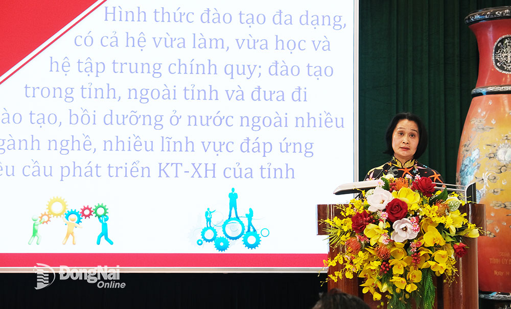 Đồng chí Đặng Minh Nguyệt, Ủy viên Ban TVTU, Trưởng Ban Tổ chức Tỉnh ủy triển khai kế hoạch của Ban Chấp hành Đảng bộ tỉnh thực hiện Nghị quyết của Ban Chấp hành Trung ương Đảng về tiếp tục đổi mới phương thức lãnh đạo, cầm quyền của Đảng đối với hệ thống chính trị trong giai đoạn mới. Ảnh: Đắc Nhân