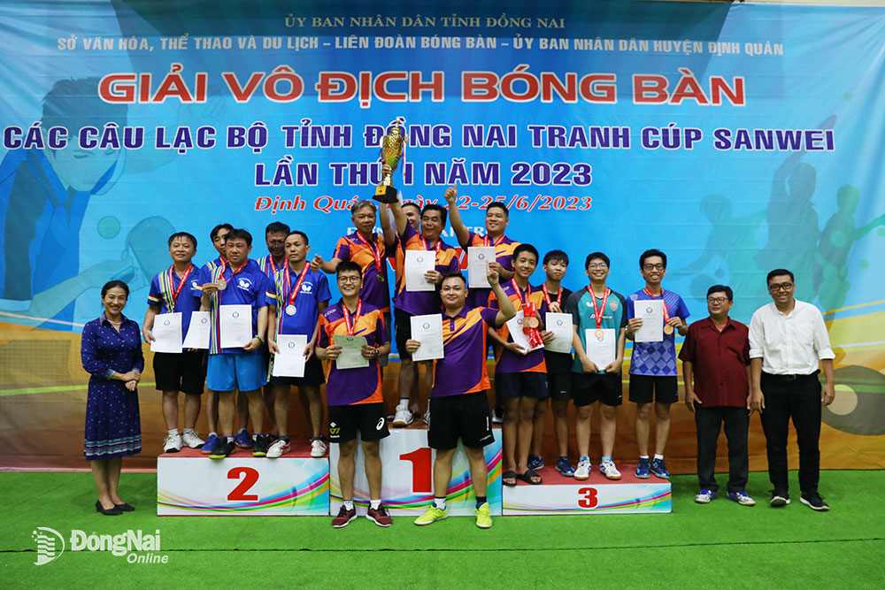 Ban tổ chức trao huy chương, cúp vô địch đồng đội nam cho các CLB giành thứ hạng cao nội dung đồng đội
