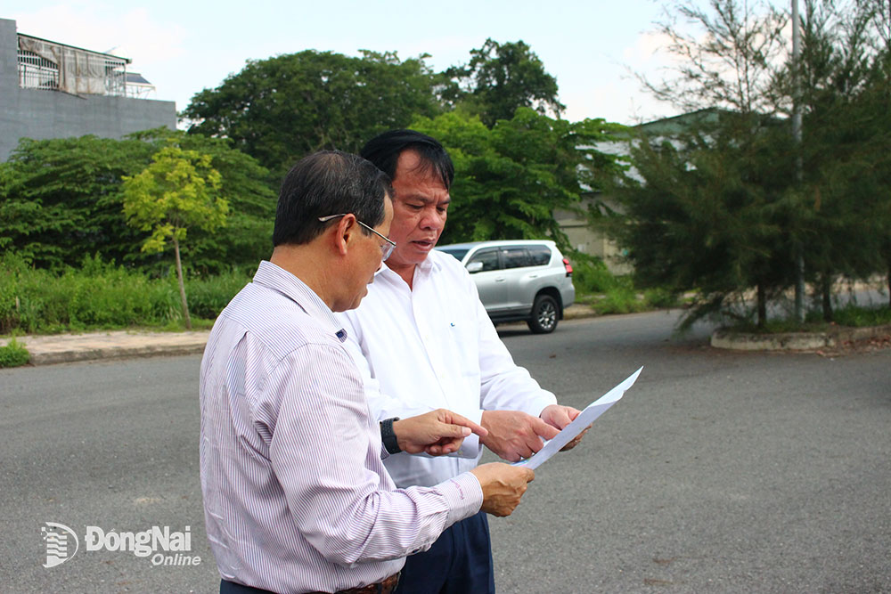 Phó chủ tịch UBND tỉnh Võ Tấn Đức kiểm tra thực tế khu đất làm nhà ở xã hội thuộc dự án Khu dân cư và tái định cư tại xã Phước Tân