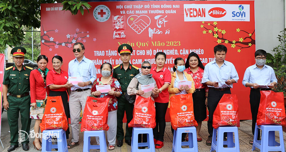 Người khiếm thị tại TP.Biên Hòa nhận quà tết do Hội Chữ thập đỏ tỉnh trao tặng ngày 5-1-2023. Ảnh: S.Thao